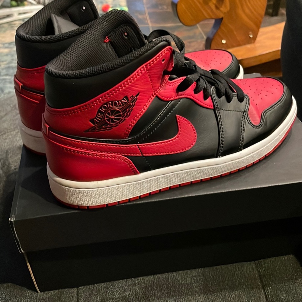 Air Jordan 1 Mid Banned